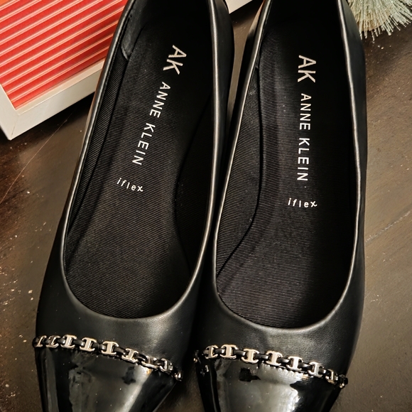 Anne Klein Black Patent Flats with Chain Detail - Picture 10 of 10